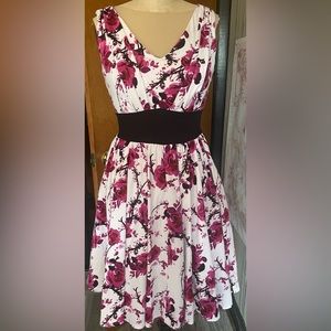 Hearts & Roses pretty fit & flare dress in size 6